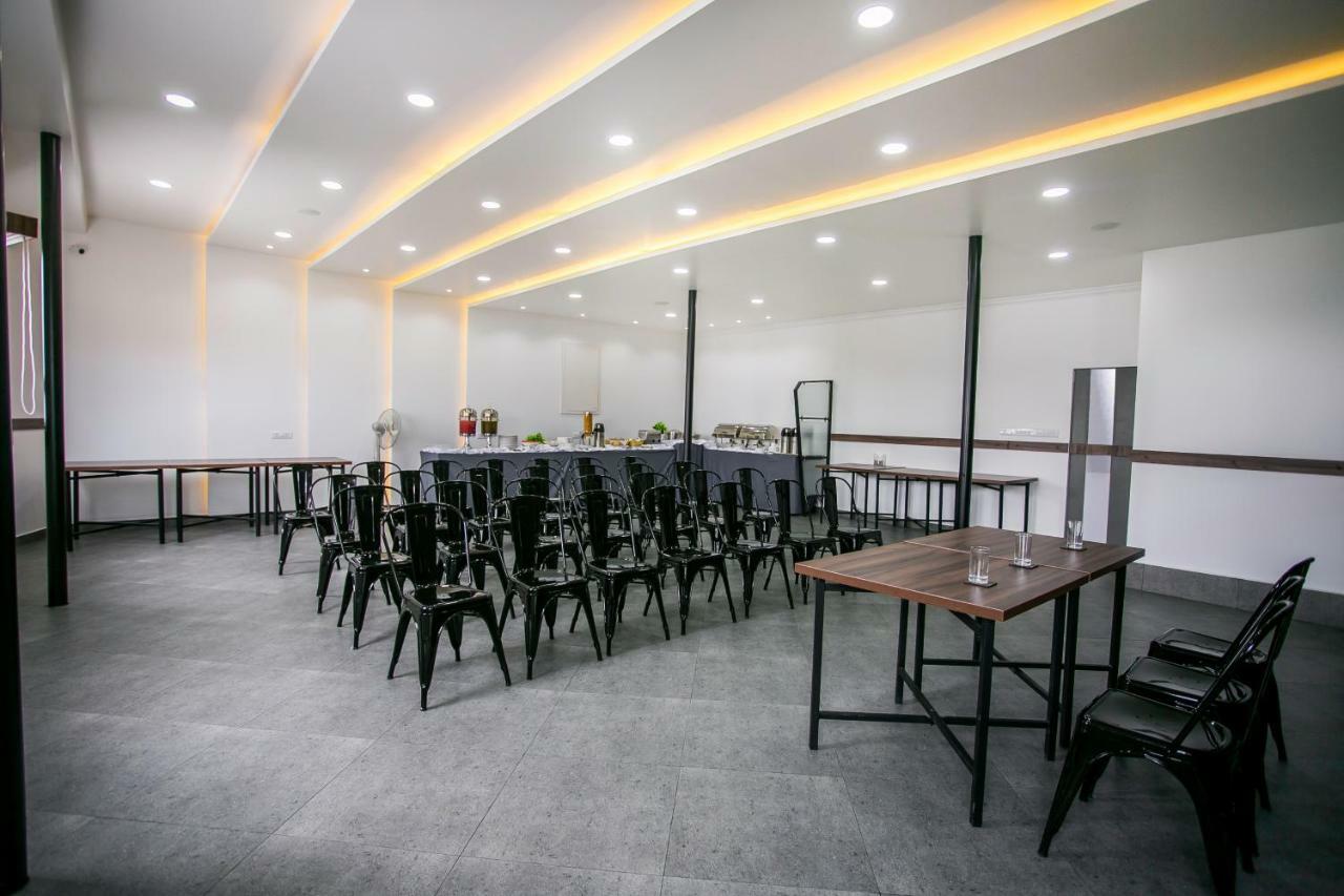 Sapphire Club Metro Hotel Kochi Exterior photo