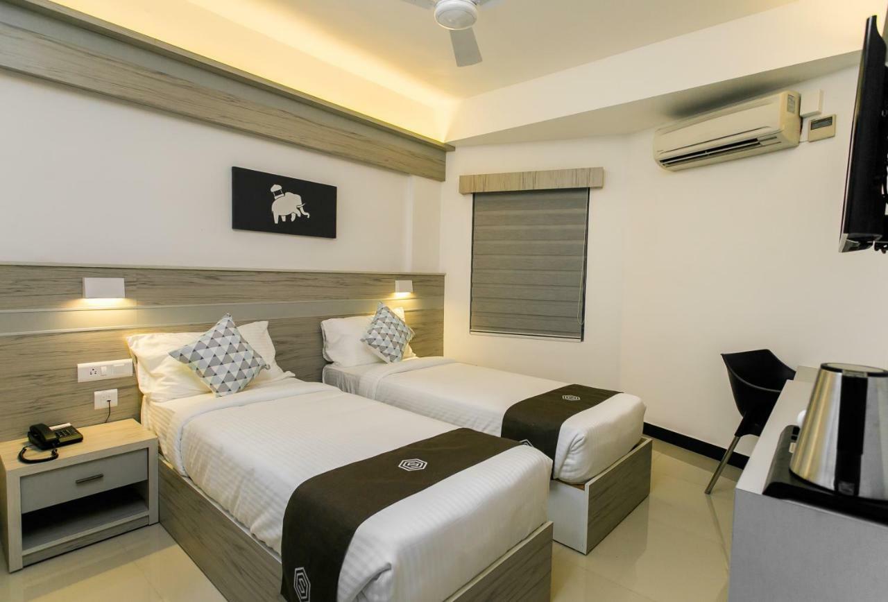 Sapphire Club Metro Hotel Kochi Exterior photo