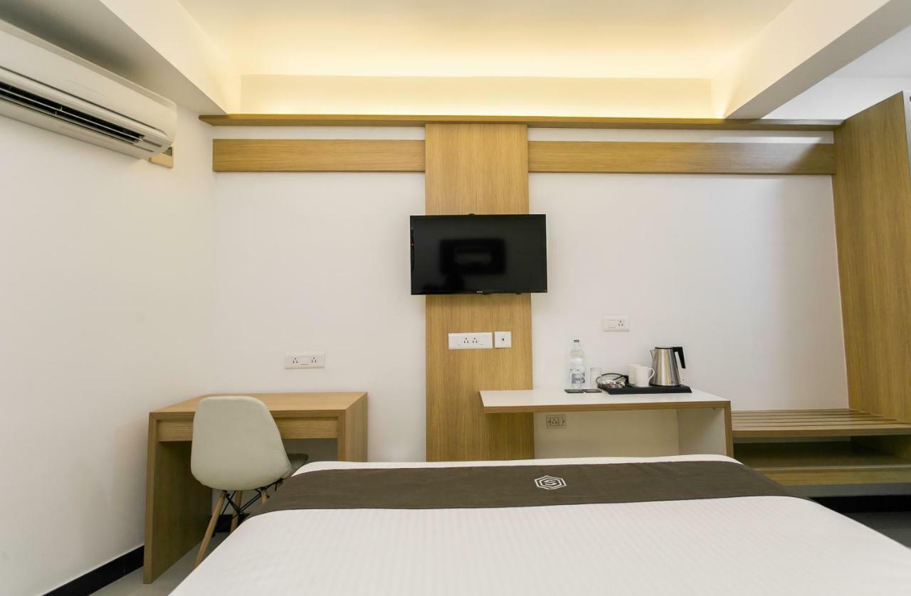 Sapphire Club Metro Hotel Kochi Exterior photo