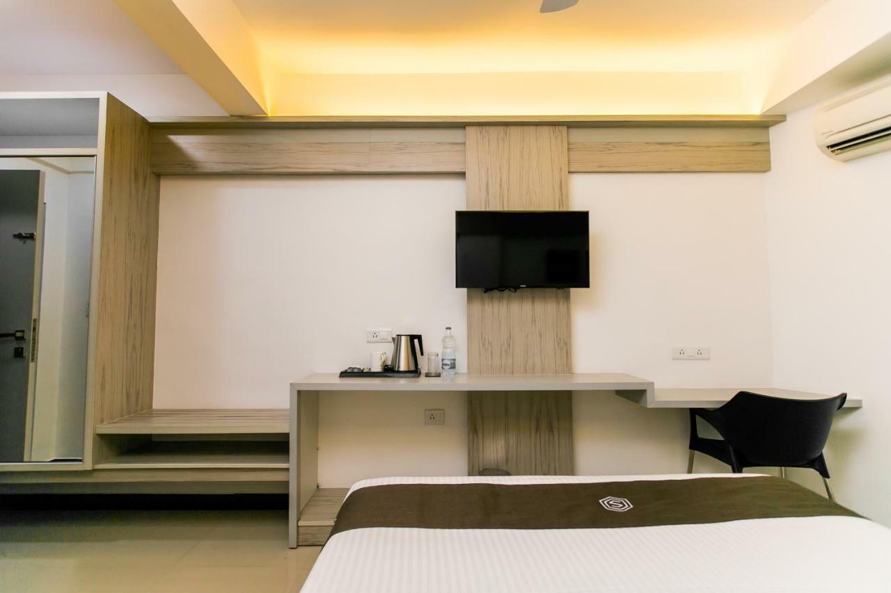 Sapphire Club Metro Hotel Kochi Exterior photo